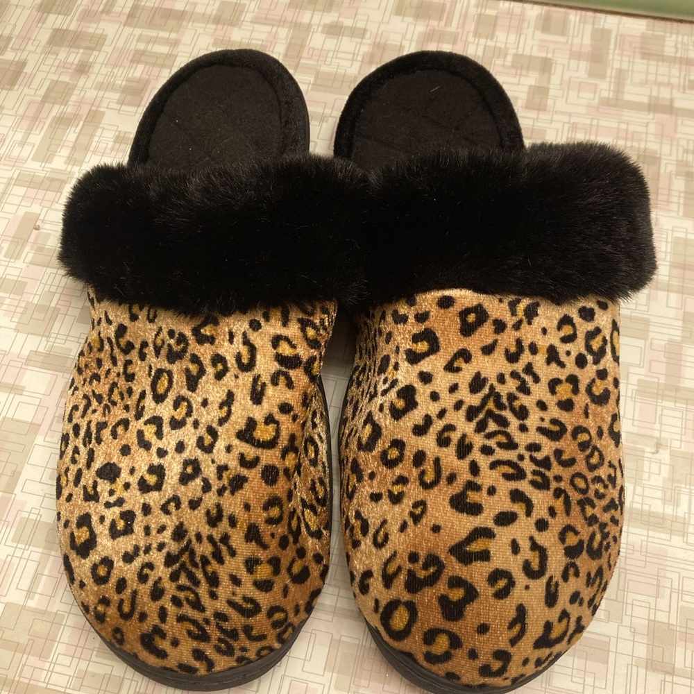 Cozy Ladies leopard slip in slippers sz 10